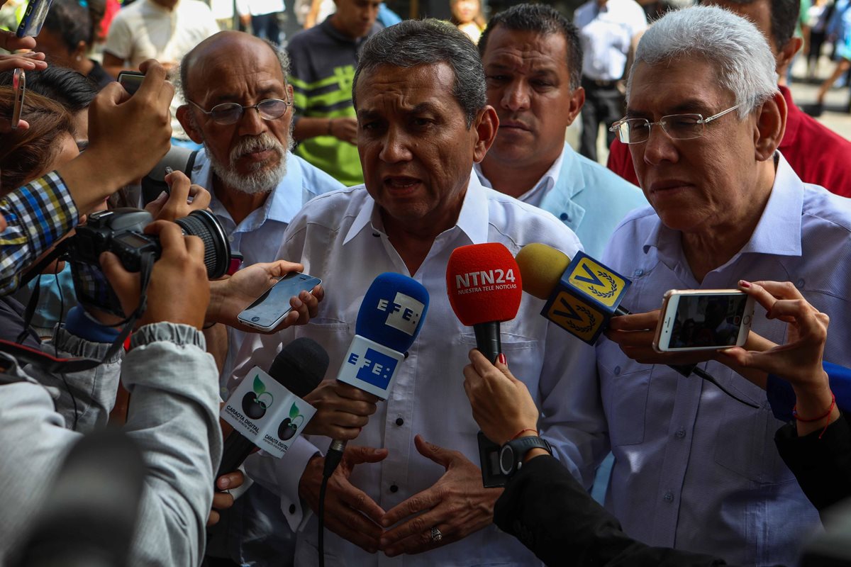 El gobernador del estado Mérida, Ramón Guevara (c), habla con la prensa a su salida de la Casa Amarilla tras ser garante en la liberación. (Foto Prensa Li bre:EFE).