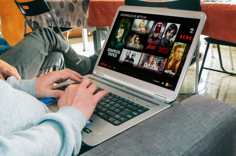 Netflix es una plataforma de streaming que recaba información y ofrece contenido atractivo. Esta plataforma le puede enseñar a los pequeños negocios. (Foto Prensa Libre: Shutterstock)