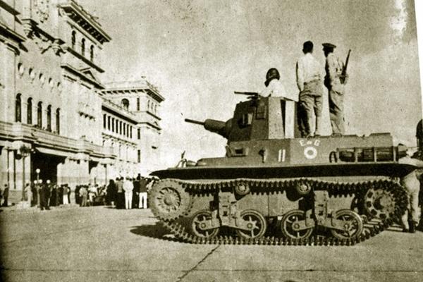 Tanquetas se movilizan hacia el Palacio Nacional el 20 de octubre de 1944. (Foto: Archivo)<br _mce_bogus="1"/>
