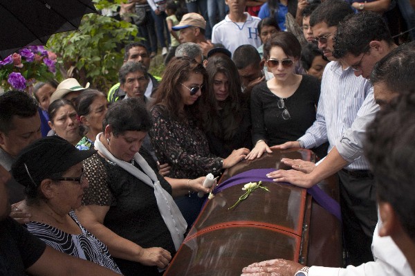 Familiares y amigos asisten al funeral de Lesbia Yaneth Urquía. (Foto Prensa Libre:EFE).
