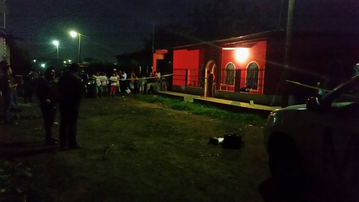 Agentes de la PNC resguardan vivienda en Coatepeque, Quetzaltenango, donde un hombre fue ultimado. (Foto Prensa Libre: Alexánder Coyoy)
