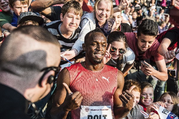 Usain Bolt volvió a brillar al ganar los 100 metros planos en República Checa. (Foto Prensa Libre: AFP)
