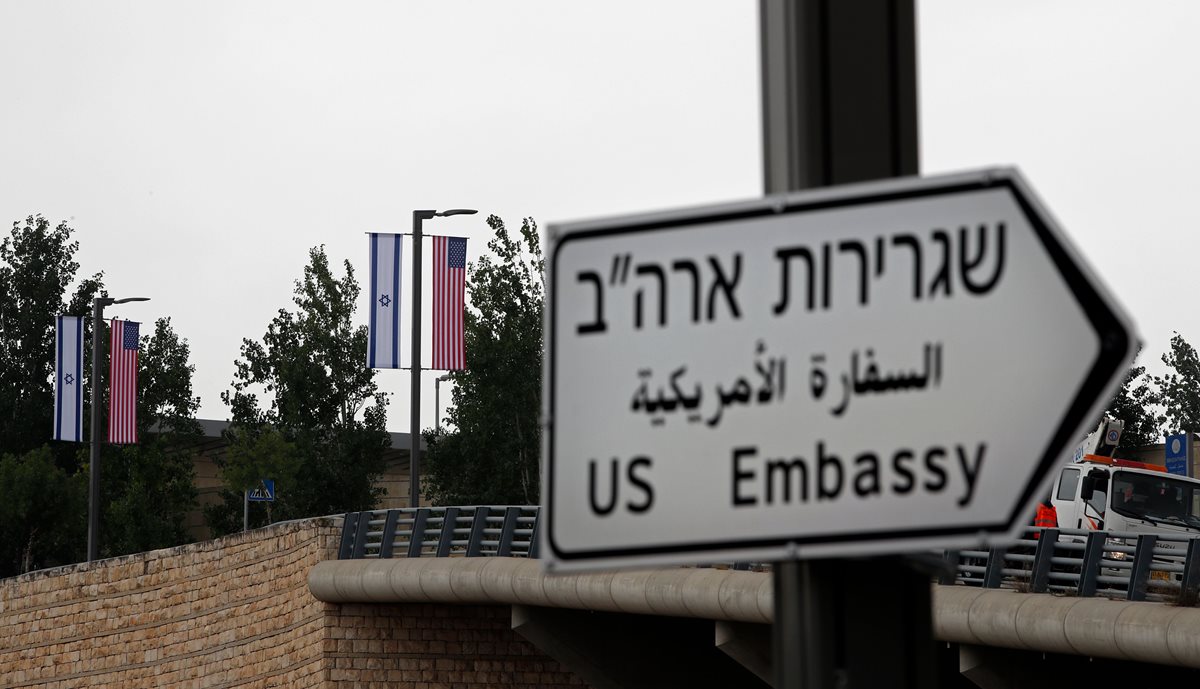 Una nueva señal de tránsito que indica el camino a la nueva embajada de EE. UU. en Jerusalén, Israel. (Foto prensa Libre:AFP).