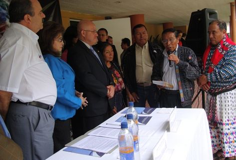 Líderes indígenas hacen entrega al ministro de Salud, Ludwing Ovalle, de la guía del trabajo de salud indígena. (Foto Prensa Libre)