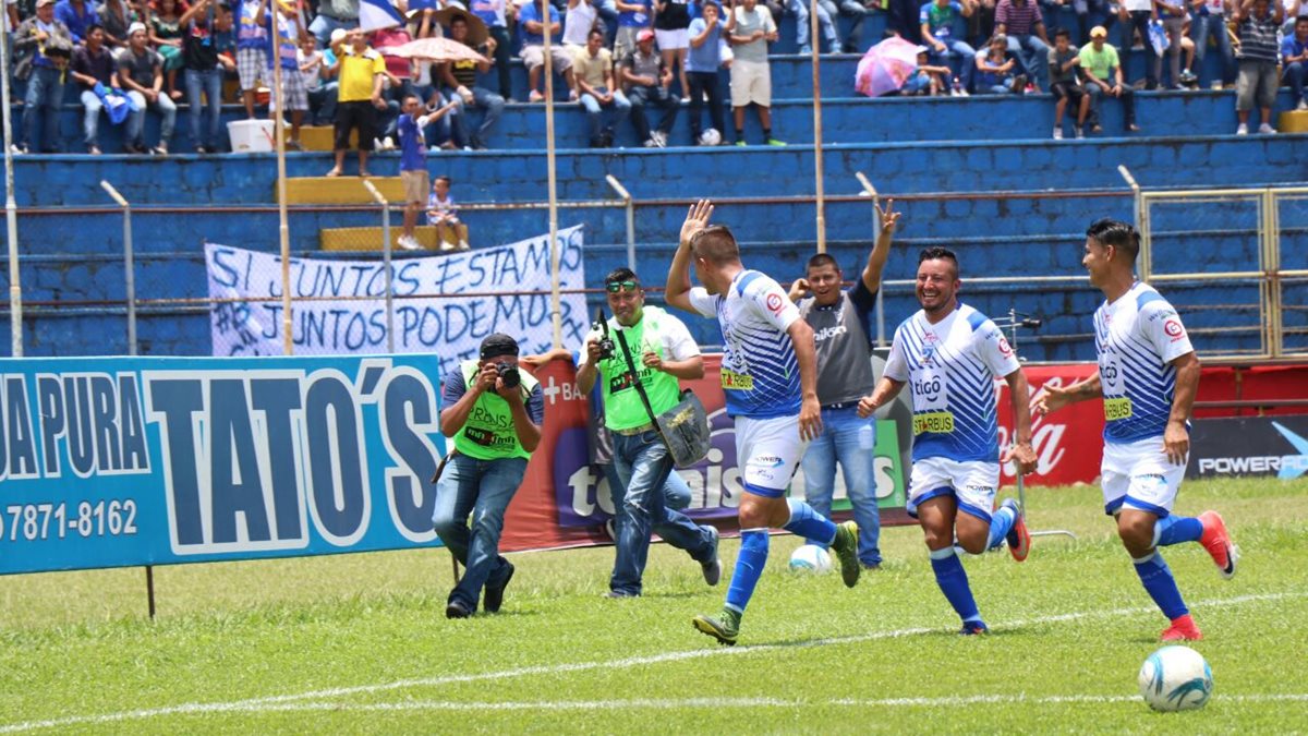 Daniel Guzmán celebra como Carlos Ruiz uno de sus goles contra Xelajú MC. (Foto Prensa Libre: Cristian Soto)
