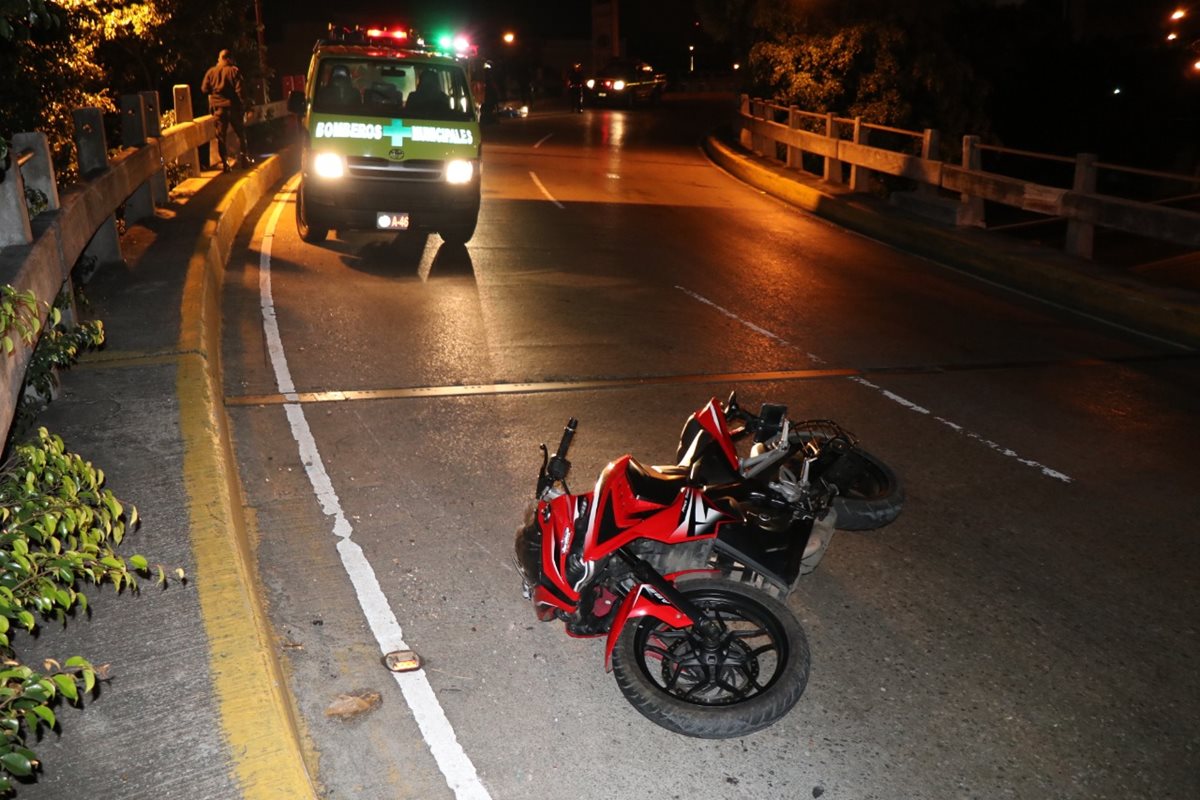 El exceso de velocidad es la causa del accidente de motocicleta que se registró en el puente La Castellana. (Foto Prensa Libre: Cortesía Bomberos Municipales).