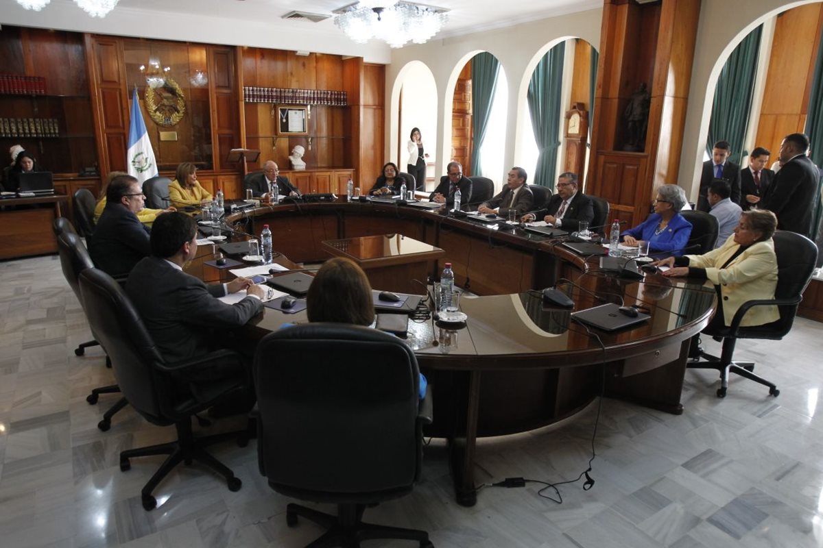 Magistrados sesionan para elegir presidente de ese organismo para 2018. (Foto: Paulo Raquec)