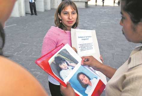 Loyda Rodrigez, madre de la niña que fue adoptada ilegalemente por una pareja de EE. UU.,  protesta para que se realice la  investigacion de la desaparición de su hija Anyeli Hernández. (Foto Prensa Libre: Archivo)