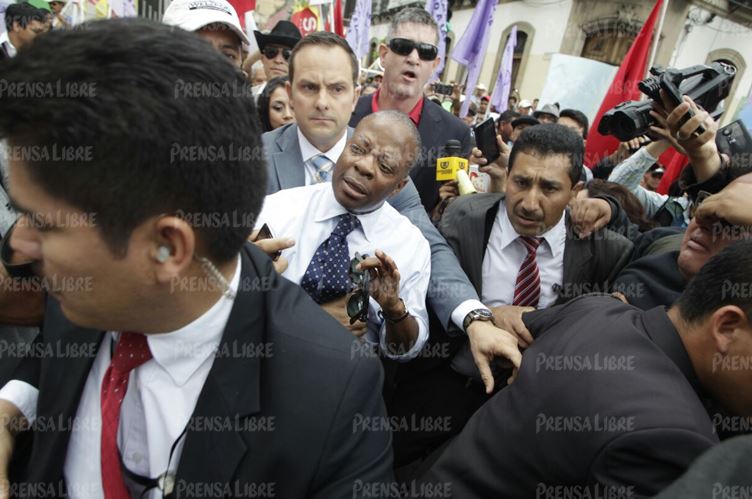 Un grupo de manifestantes abucheó al embajador Robison, la seguridad lo sacó del área.(Foto Prensa Libre: E.Bercián)