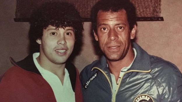 Zelaya junto a Carlos Alberto, capitán de la selección de Brasil, campeona del mundo en México 1970. (Foto: cortesía Héctor Zelaya)