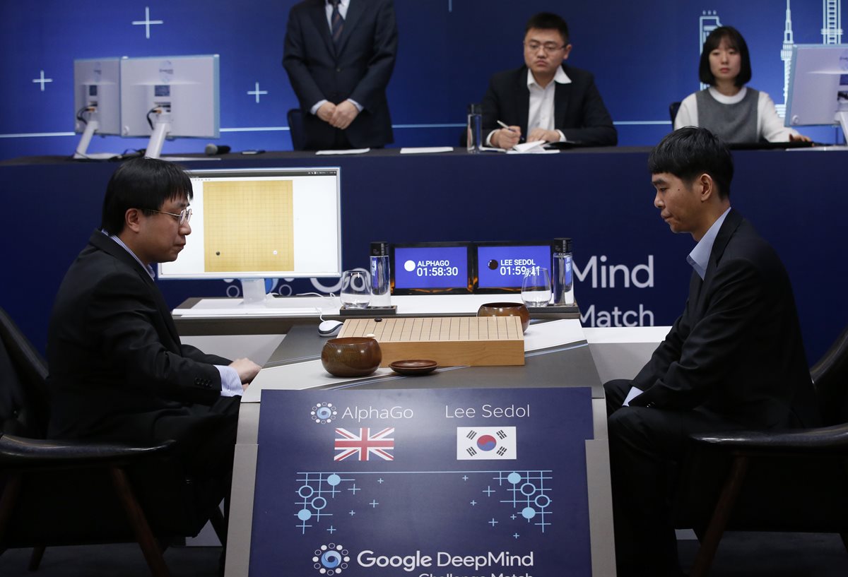 Lee Sedol, en la derecha, se prepara para realizar un movimiento en el tablero, durante la partida contra el sistema de Google (Foto Prensa Libre: AP).