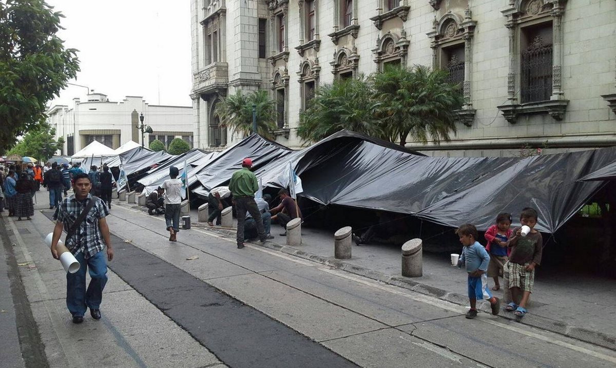 Las champas fueron instaladas a un costado del Palacio Nacional. (Foto Prensa Libre: Guatevisión)