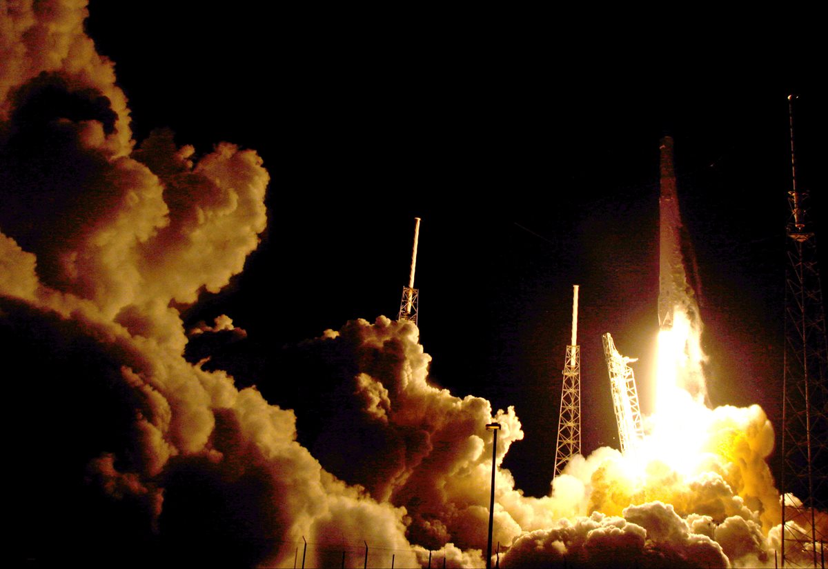 Momento en el que Space X lanza el cohete que contiene un decodificador de ADN para investigación genética en el espacio. (Foto Prensa Libre: AP).