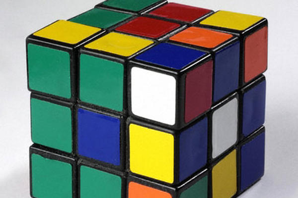 Resuelven cubo de rubik en 20 movimientos