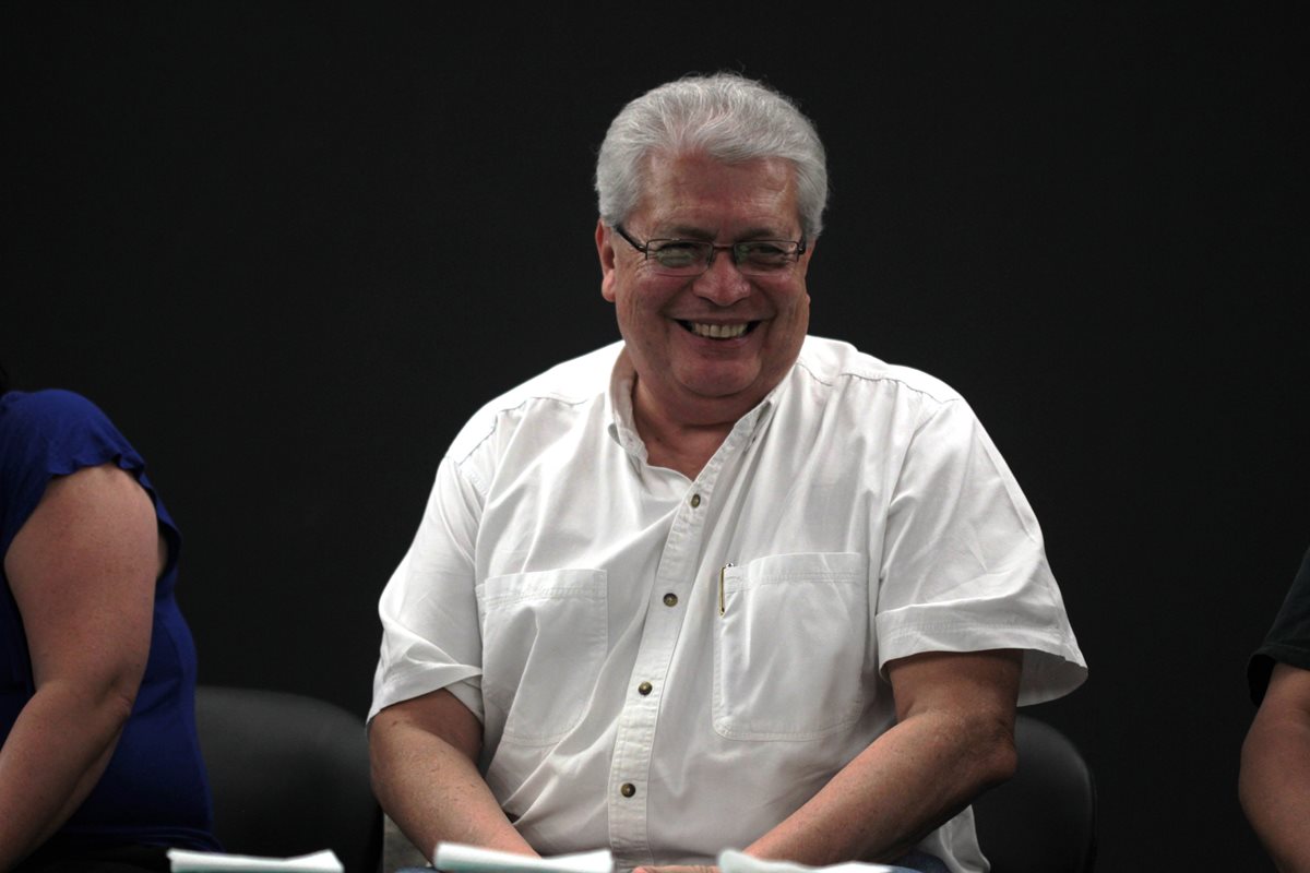 Mario Roberto Morales presentó la tercera edición de su novela "Los demonios salvajes" en el Centro Cultural de España. (Foto Prensa Libre: Yadira Montes).