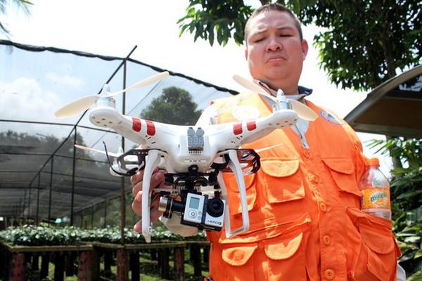 Miembro de Conred muestra el drone utilizado para efectuar fotografías y video del cauce del río Nimá 1.<br _mce_bogus="1"/>