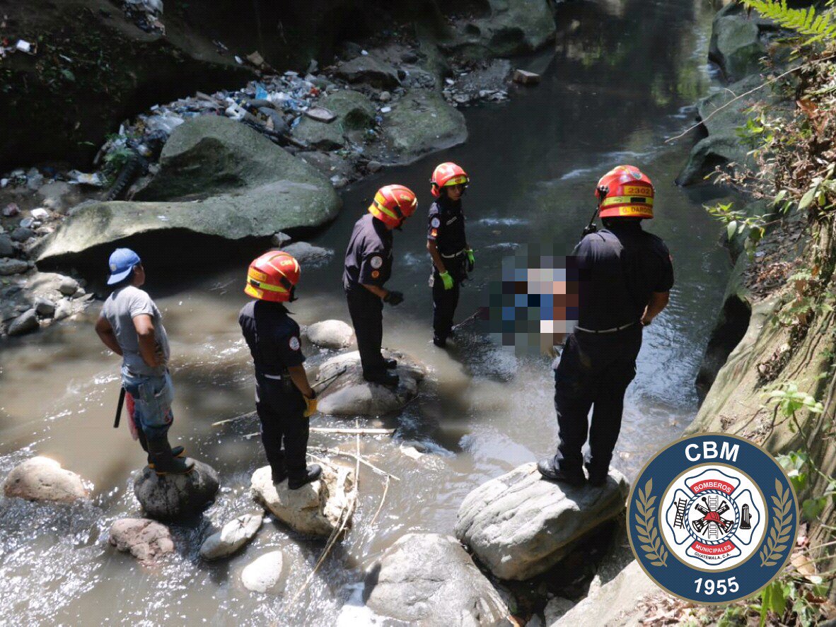 Bomberos rescataron el cadáver del hombre que se suicidó en el puente San Cristóbal. Foto Prensa Libre: Bomberos Municipales.