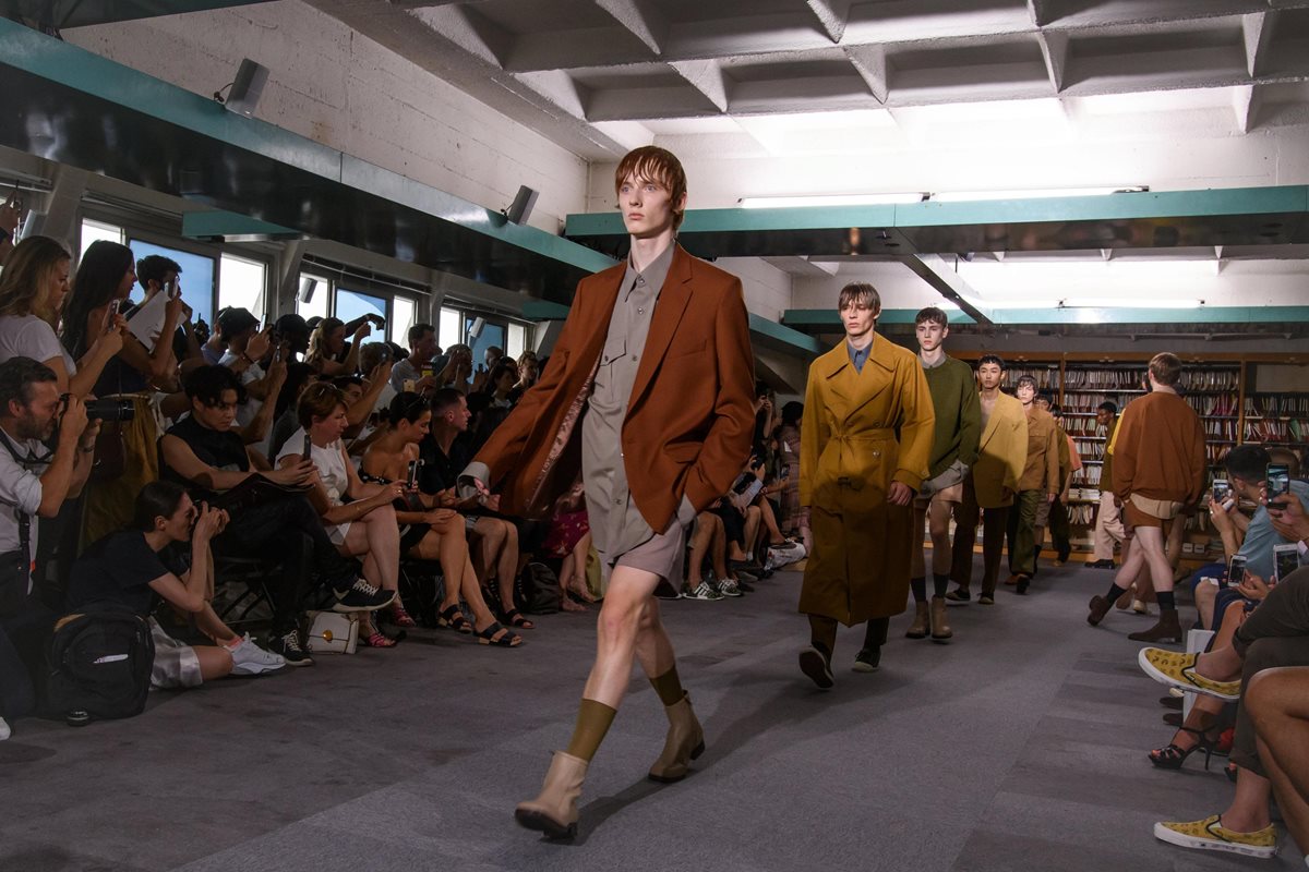 Modelos desfilan con creaciones de la colección para hombres Primavera/Verano 2018 del diseñador belga Dries Van Noten, durante la semana de la moda en París, Francia (Foto Prensa Libre: EFE)