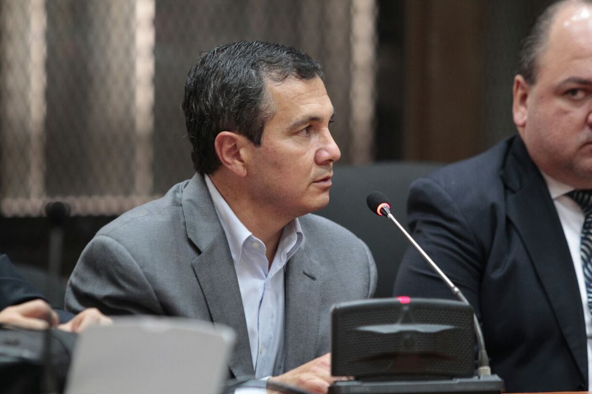 Álvaro Mayorga escucha el motivo de su detención en el Juzgado de Mayor Riesgo D. (Foto Prensa Libre: Carlos Hernández)