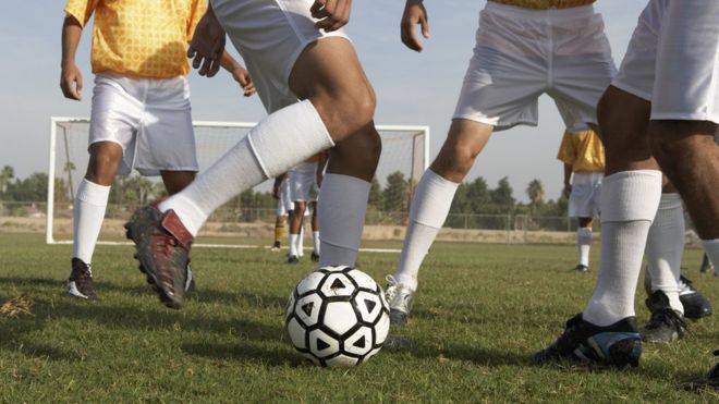 El fútbol le pone una gran carga al cuerpo y lo expone a las lesiones.(THINKSTOCK).
