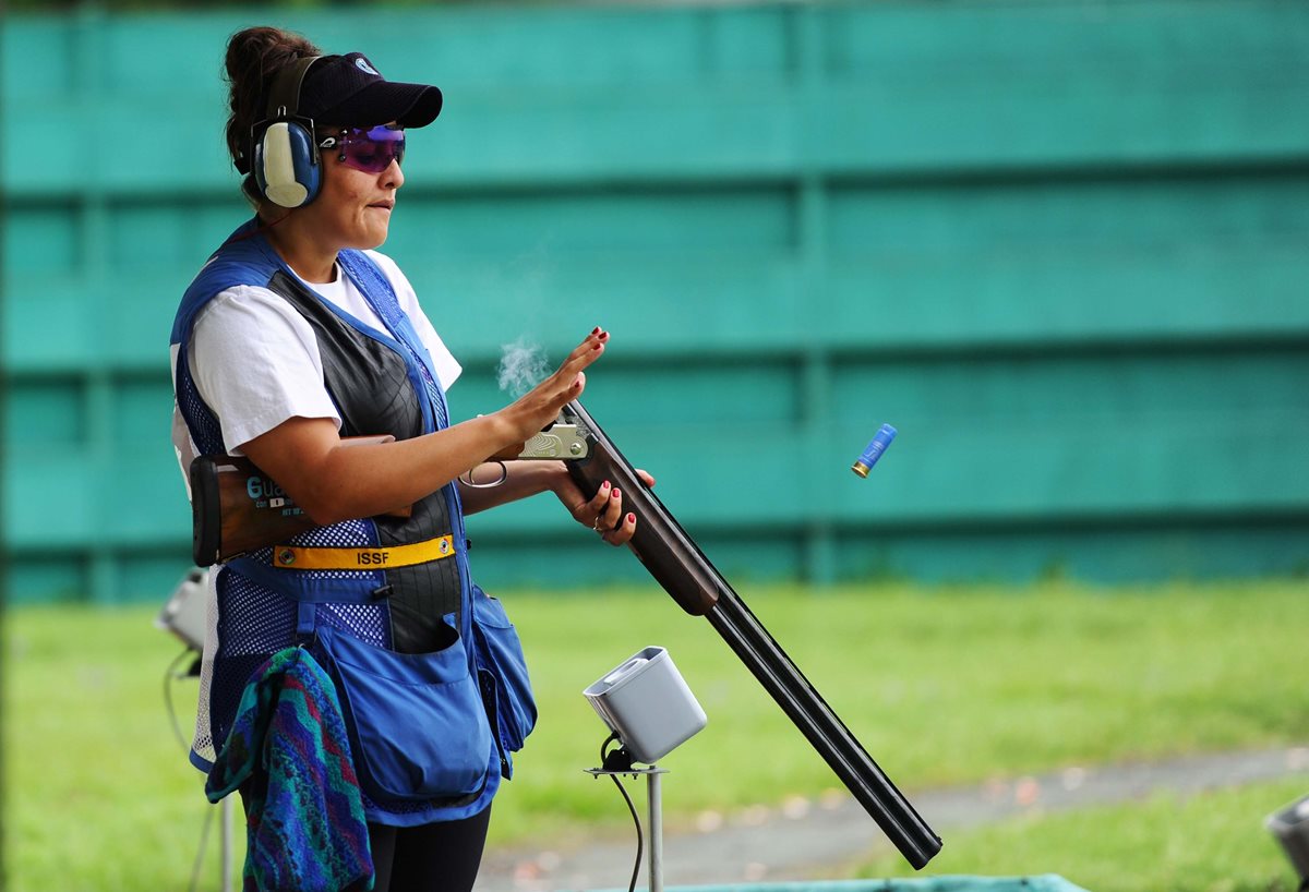 La atleta guatemalteca limpia su escopeta Beretta, luego de cumplir con una ronda de entrenamiento.(Foto Prensa Libre: Francisco Sánchez)