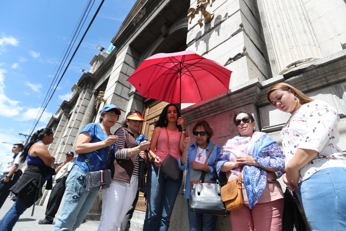 Mujeres que se identifican con el movimiento pro vida rezan el rosario afuera del Congreso. (Foto Prensa Libre: Óscar Rivas)