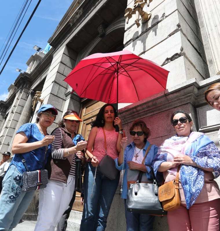 Mujeres que se identifican con el movimiento pro vida rezan el rosario afuera del Congreso. (Foto Prensa Libre: Óscar Rivas)