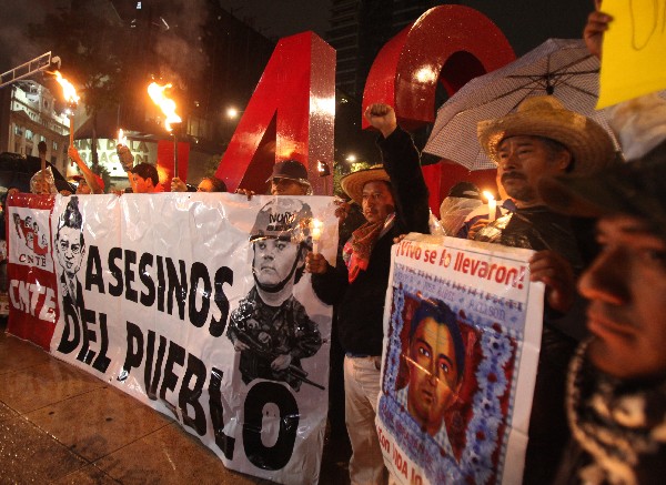 Los manifestantes recordaron el lunes a las víctimas de los disturbios de Nochixtlán. (Foto Prensa Libre:EFE).