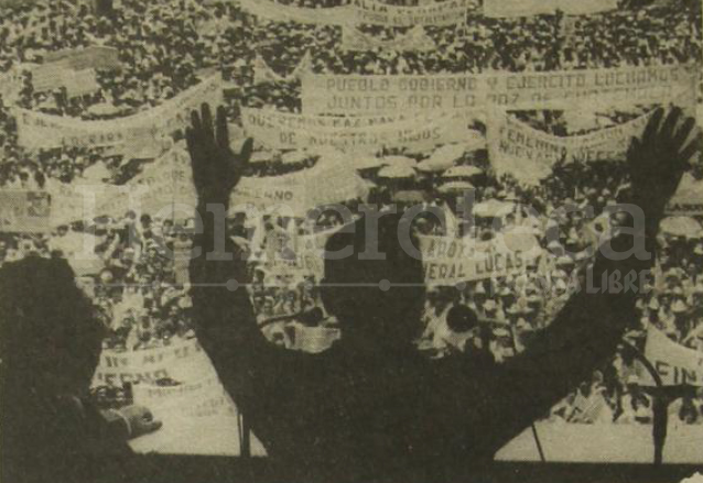 El presidente Lucas García se dirige a la multitud congregada frente al Palacio Nacional el 7/09/1980. (Foto: Hemeroteca PL)