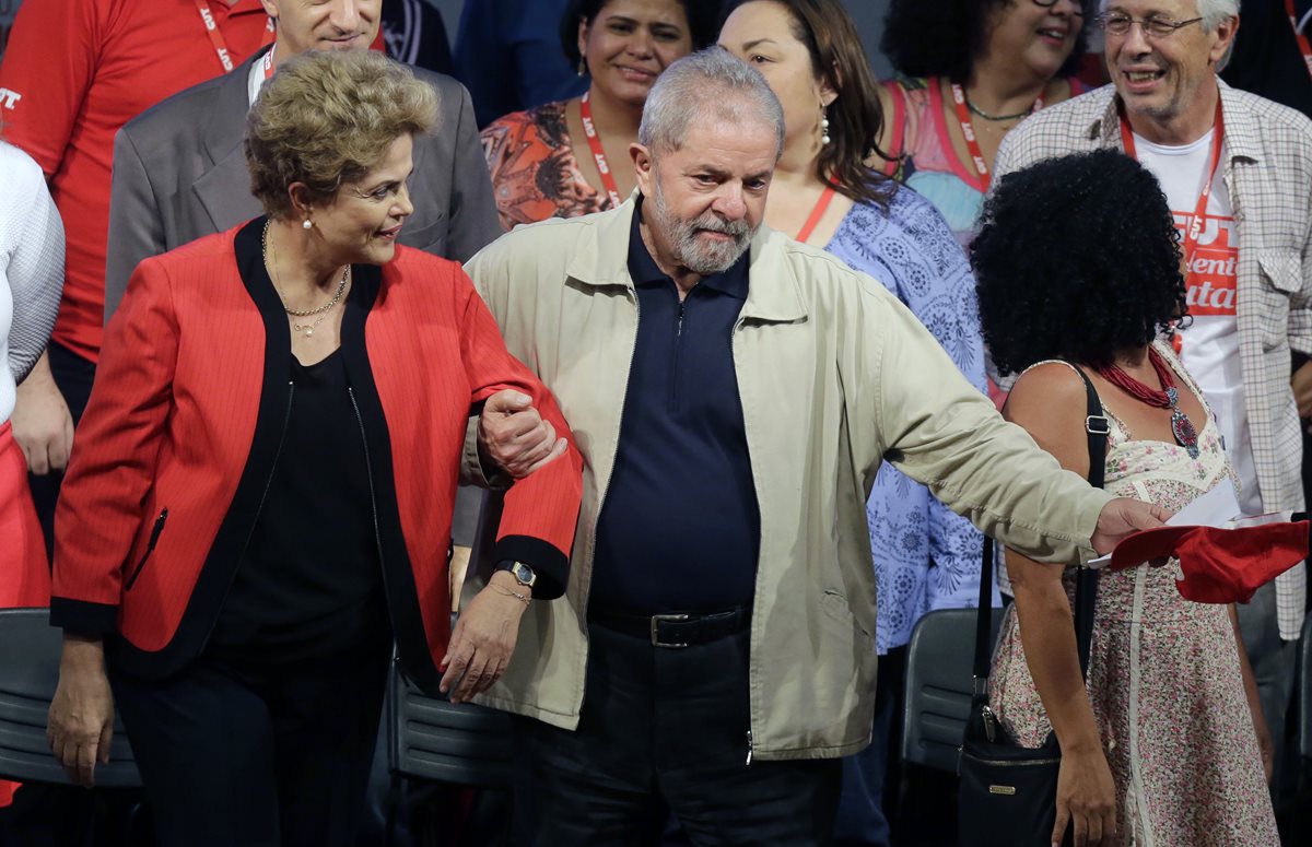 Dilma Rousseff junto a su padrino político, Lula da Silva, en una actividad pública en octubre del 2015. (Foto Prensa Libre: EFE).