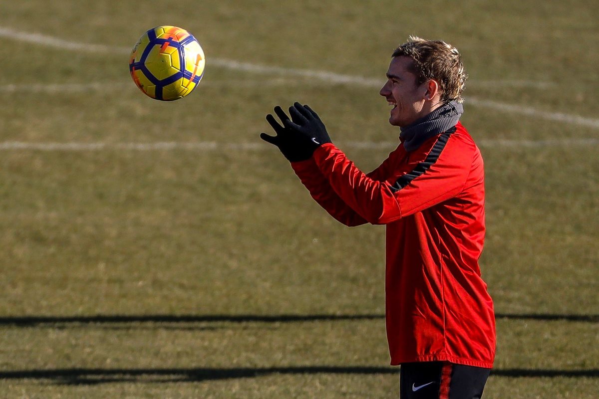 Antoine Griezmann se ha mantenido en el ojo del huracán debido al interés del Barcelona. (Foto Prensa Libre: EFE)