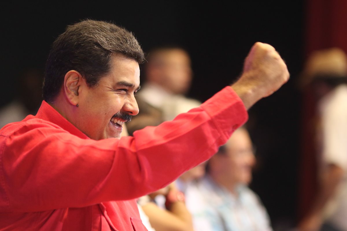El presidente de Venezuela, Nicolás Maduro, durante una actividad en Caracas. La oposición tendría un camino difícil para lograr su destitución. (Foto Prensa Libre: EFE).