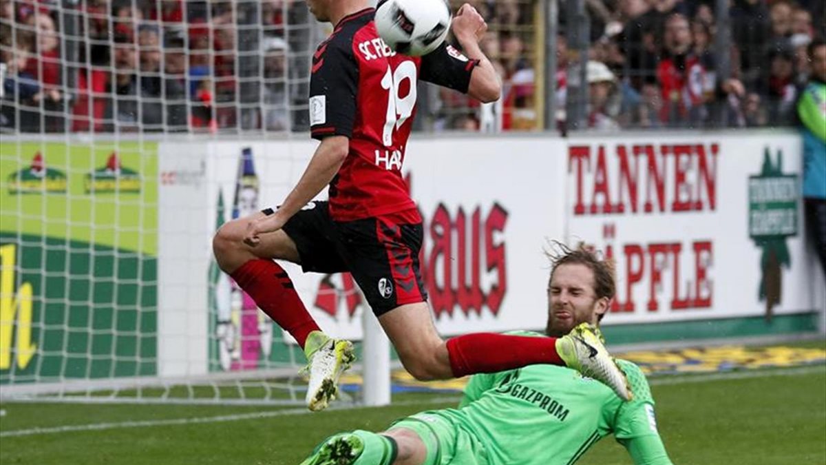 El Friburgo vence al Schalke y sigue camino a disputar competencias europeas. (Foto Prensa Libre: AFP).
