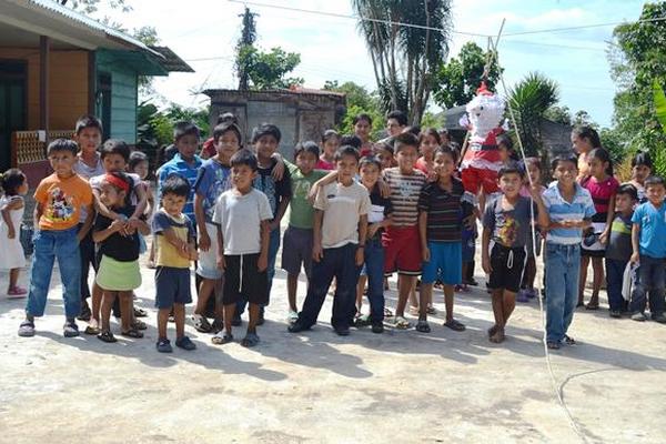Niños de escasos recursos de Flores Costa Cuca fueron agasajados la mañana del 24 de diciembre, por celebración navideña. (Foto Prensa Libre: Édgar Octavio Girón)