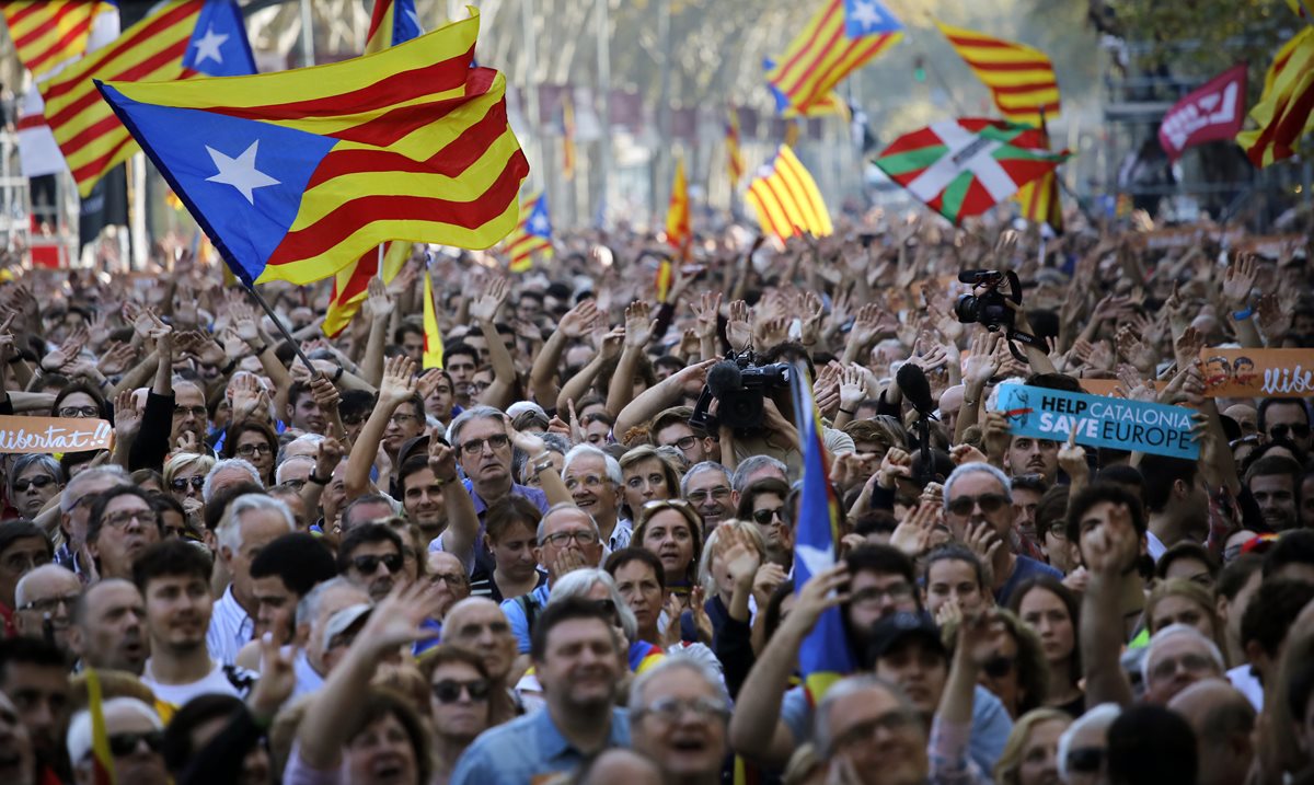 Manifestantes independentistas aplauden fuera del Parlamento catalán, en Barcelona. (AP).