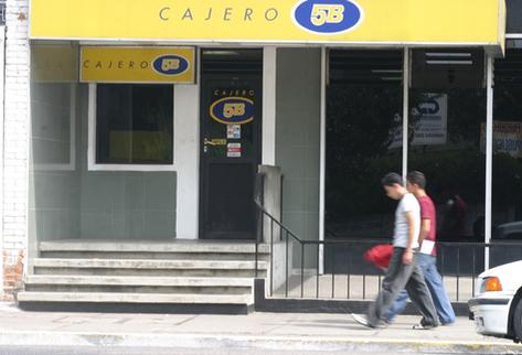 Los servicios bancarios llegan a más guatemaltecos en el país. (Foto Prensa Libre: Hemeroteca PL)