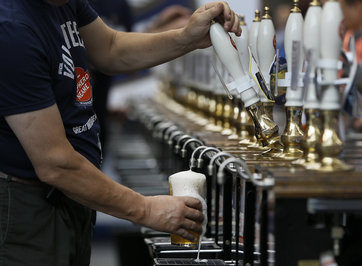 <em>La bebida es una cerveza pálida con fuerte sabor a lúpulo y contenido alcohólico del 5.5%, y se venderá del barril.(Foto Prensa Libre: AP).</em>