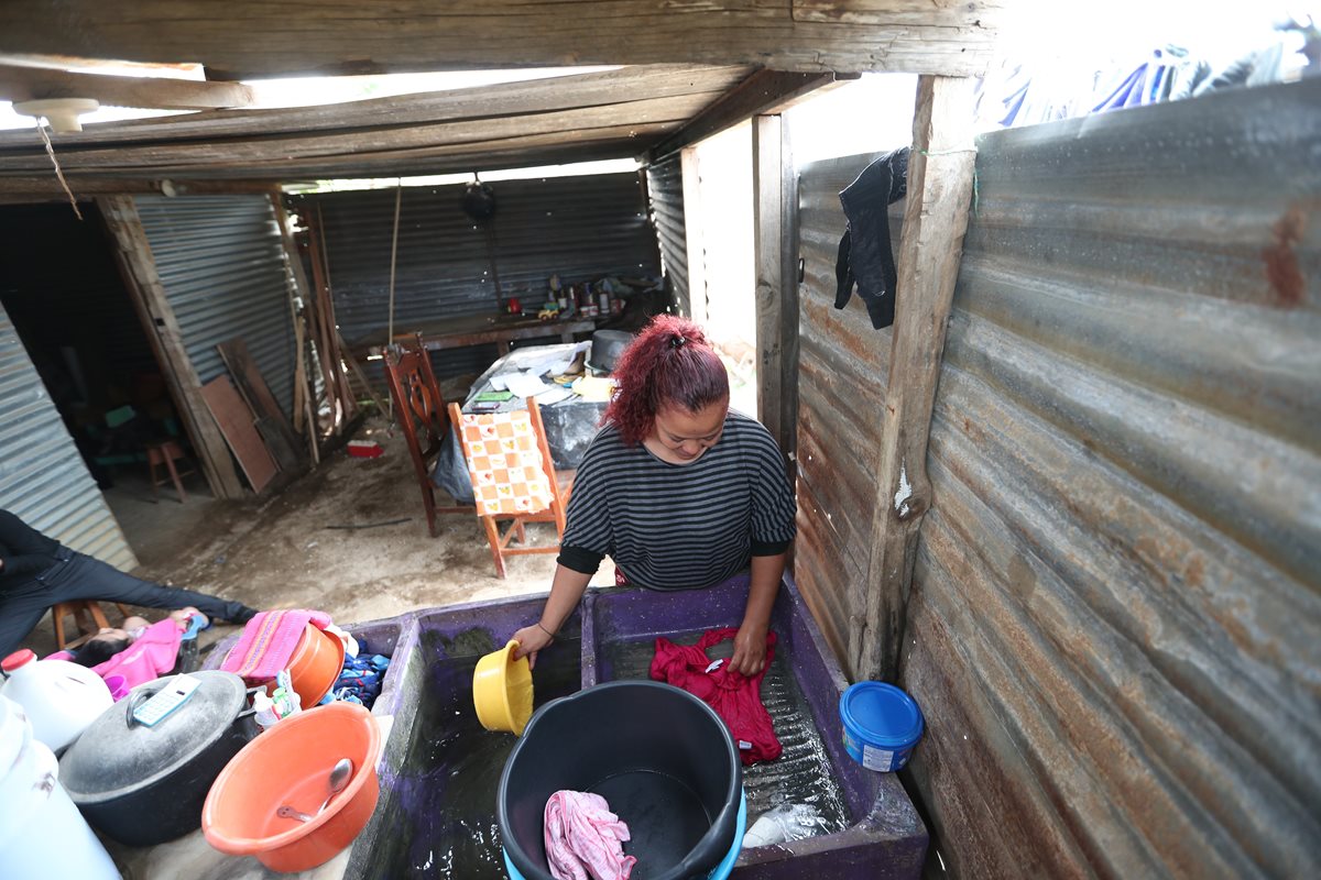 Nancy Hernández, vecina de la colonia Militar La Selva, zona 8 de Villa Nueva, aprendió a vivir con poca agua. (Foto Prensa Libre: Óscar Felipe Q.)