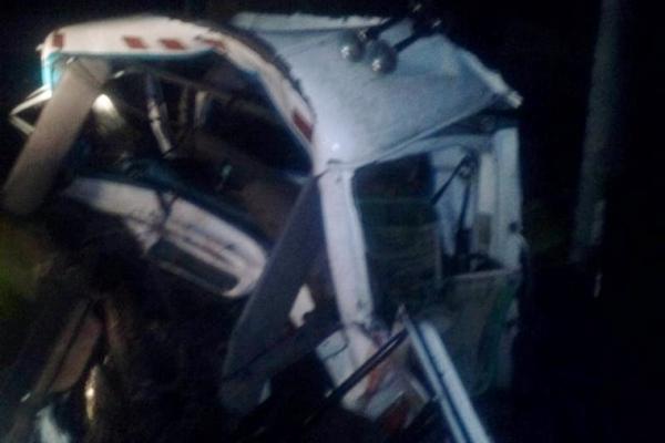 Cabina del tráiler quedó destruida tras el impacto. (Foto Prensa Libre: Óscar Figueroa)<br _mce_bogus="1"/>
