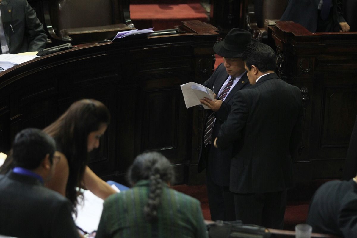 Amílcar Pop, diputado de Winaq, prsentó la iniciativa para penalizar a quien no llegue a las citaciones del Congreso. (Foto Prensa Libre: Esbin García)