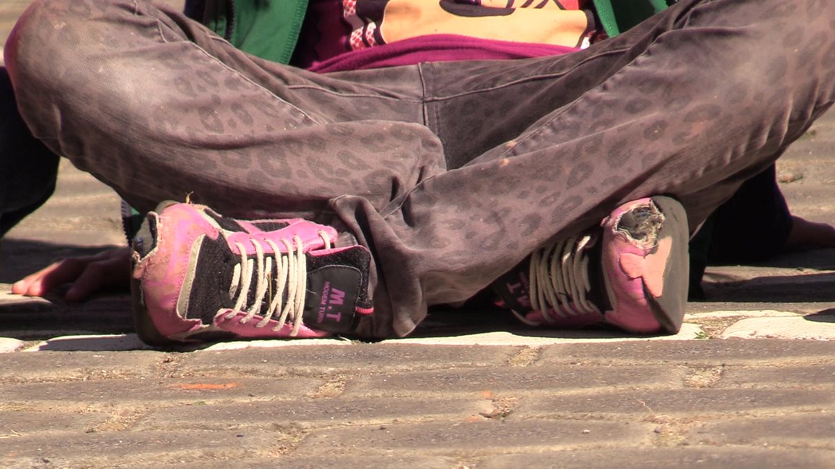Algunas de las menores utilizaban zapatos con hoyos. (Foto Prensa Libre: Juan Carlos Rivera)