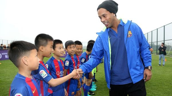 Ronaldinho ha sido el embajador del Barcelona en el futbol asiático. (Foto Prensa Libre: AFP)