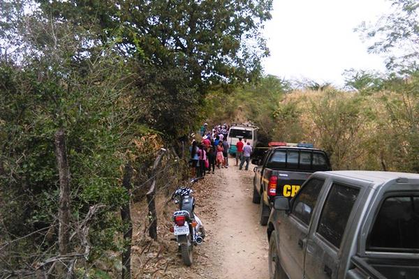 Agentes de la Policía Nacional Civil llegaron a la escena del crimen, ocurrido la mañana de este viernes en contra del piloto de un microbús, en la ruta entre al aldea El Morral y el área urbana de Chiquimula. (Foto Prensa Libre: Edwin Paxtor)