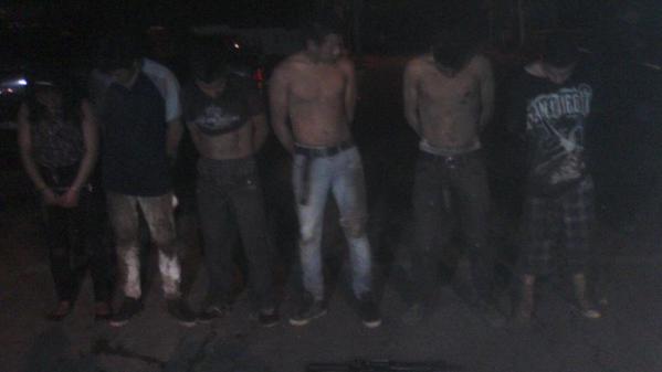 Seis personas, entre ellos una mujer, fueron detenidos por sicariato y extorsiones en Amatitlán. (Foto Prensa Libre: PNC)