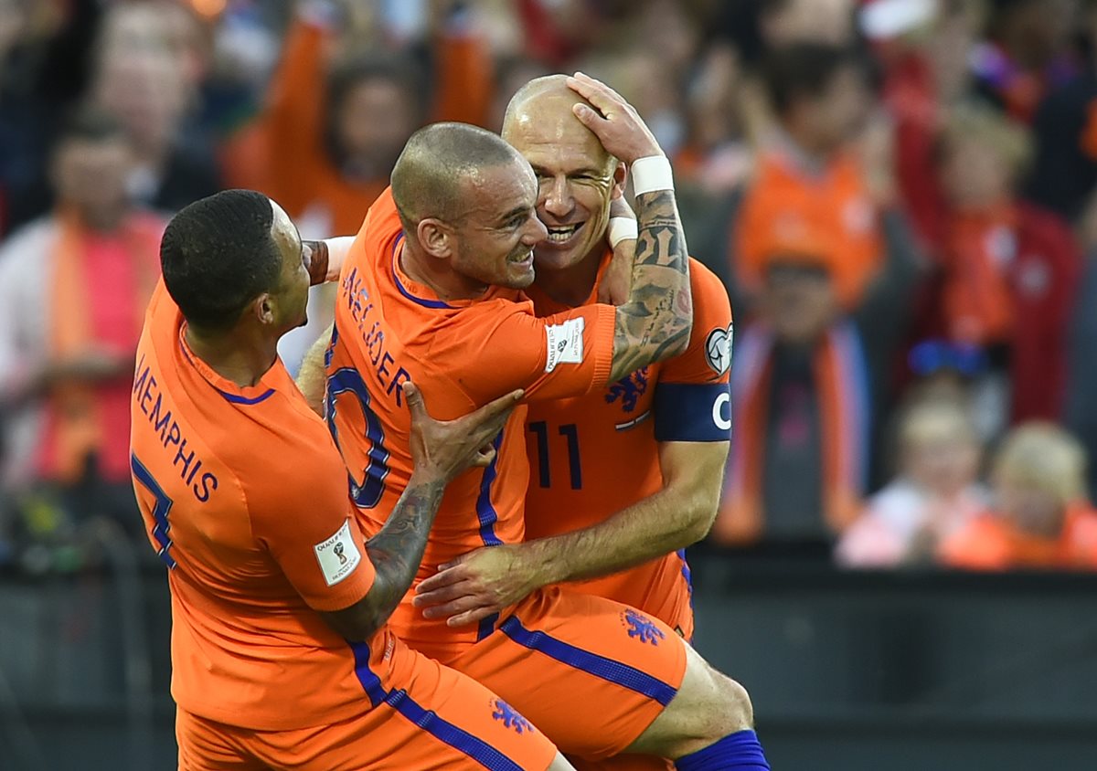 Wesley Sneijder celebra con Arjen Robben después de anotar en el parido entre Holanda y Luxemburgo. (Foto Prensa Libre: AFP)