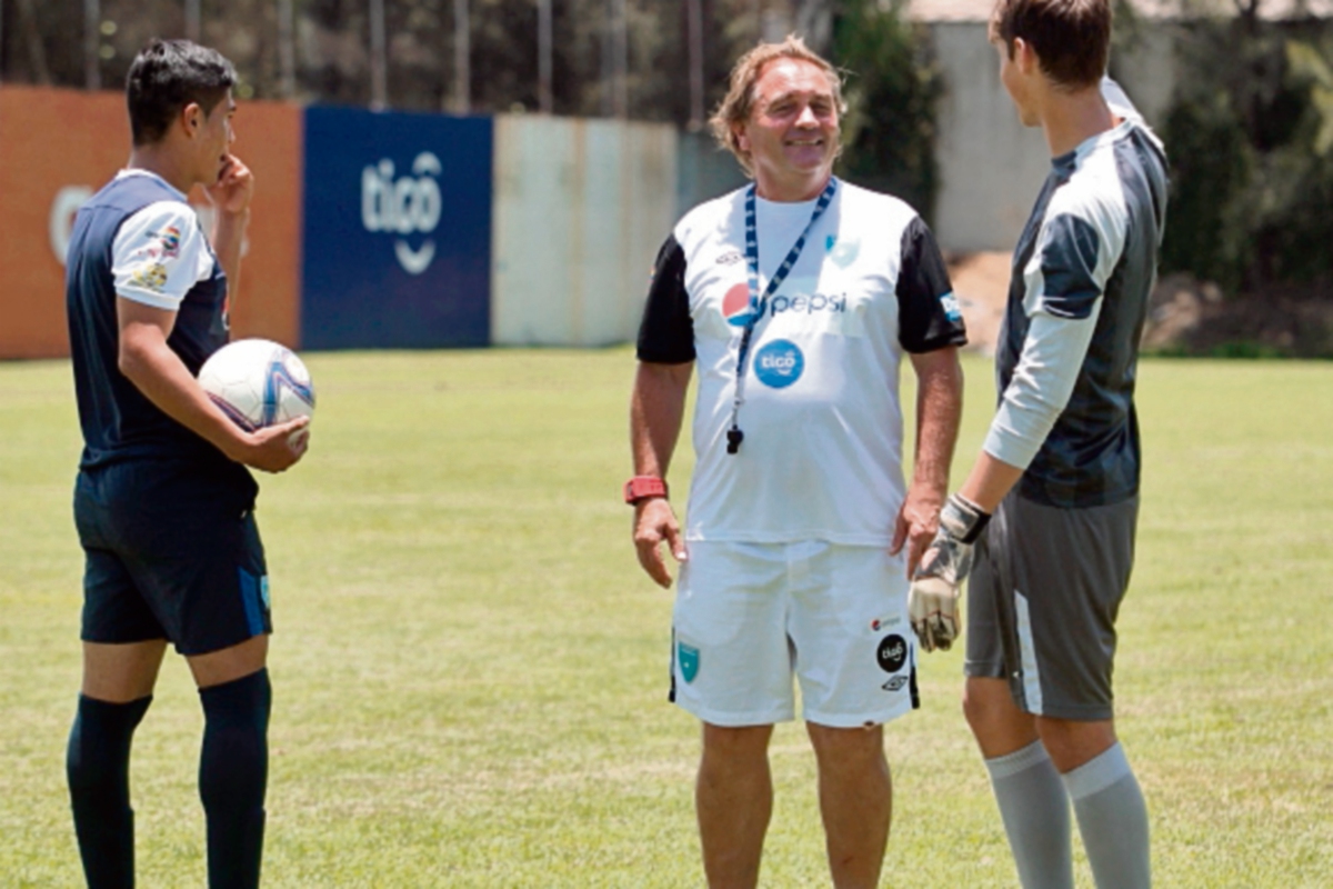 Carlos Ruiz da instrucciones a sus jugadores en el entreno de ayer. (Foto Prensa Libre: Marcela Morales)