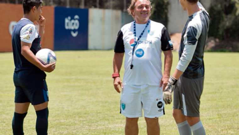 Carlos Ruiz da instrucciones a sus jugadores en el entreno de ayer. (Foto Prensa Libre: Marcela Morales)