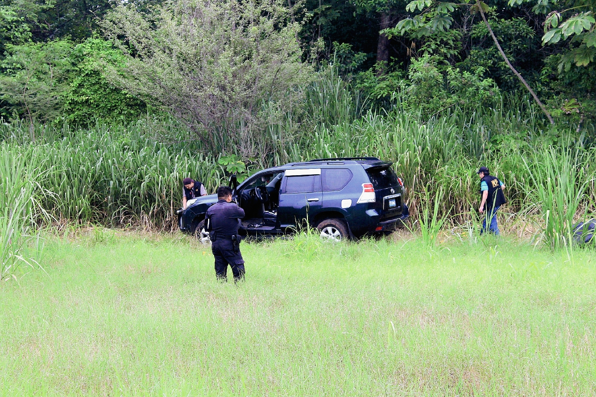 Autoridades inspeccionan lugar donde hallaron cadáver de Martínez Rosales, en Escuintla. (Foto Prensa Libre: Enrique Paredes)