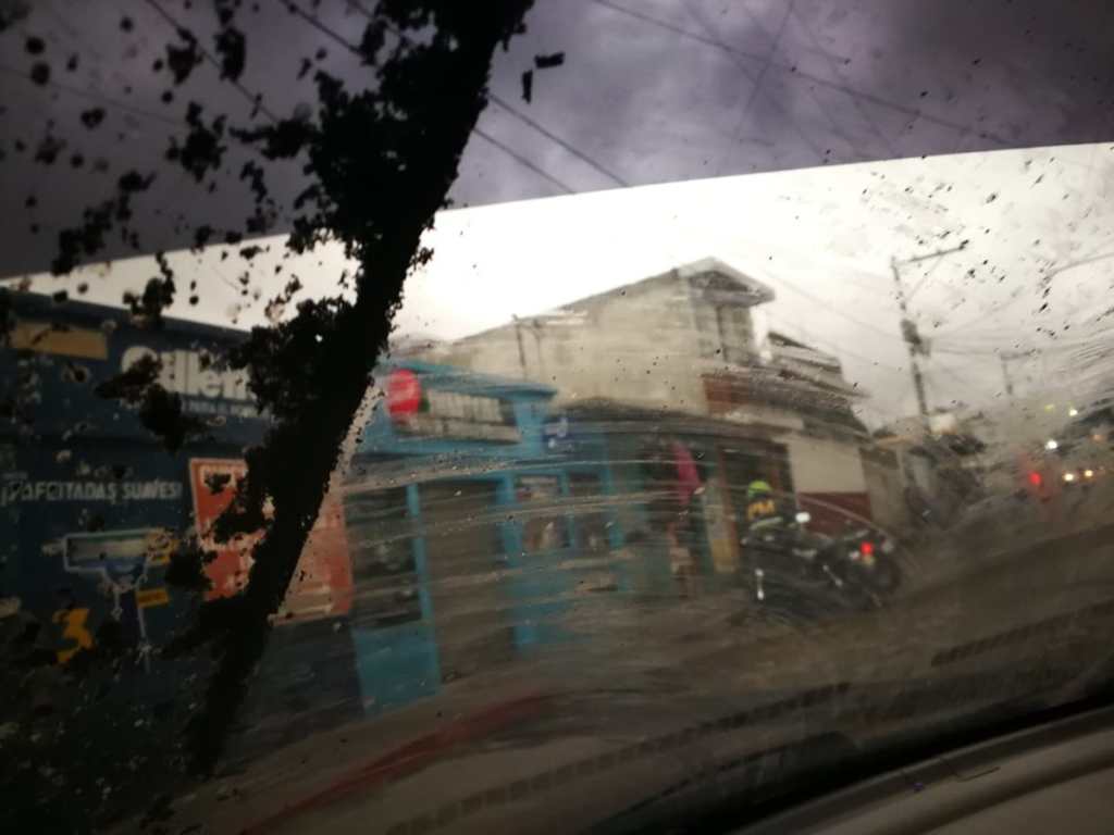 Junto a la caída de ceniza también llueve en Sacatepéquez y esta combinación se convierte en lodo lo cual complica la visibilidad de quienes conducen.