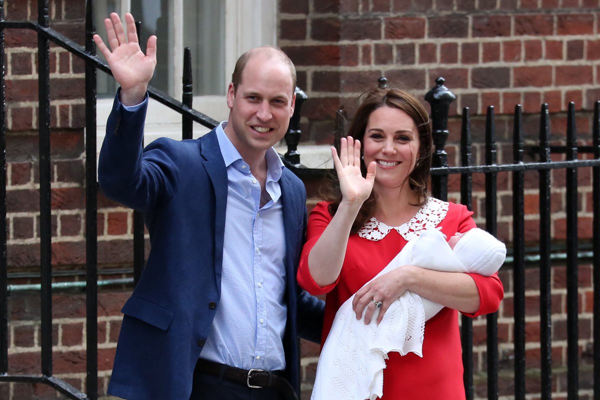 La duquesa Catalina abandonó el hospital solo unas horas después de dar a luz y se dirigió junto al príncipe Guillermo y el recién nacido al Palacio de Kensington. (Foto Prensa Libre: AFP).
